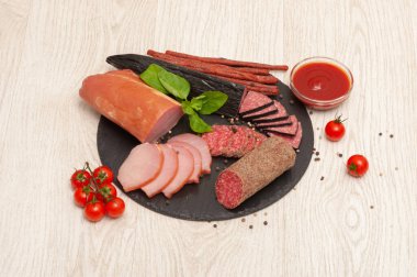 Grafit tahtada dilimlenmiş farklı türde sosis. en üstteki görünüm