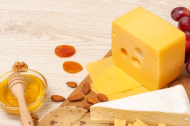 Tahtada fındıklı, kurutulmuş kayısılı, üzümlü ve ballı farklı peynir türleri. Üst görünüm