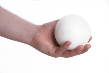 Beyaz top bir erkeğin elinde