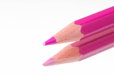 Aynada yansımalı pembe kalem var.