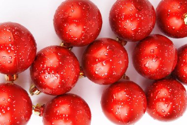Beyaz arka planda kırmızı Noel topları