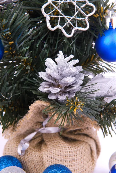 Julgran dekorerad med leksaker och tinsel — Stockfoto