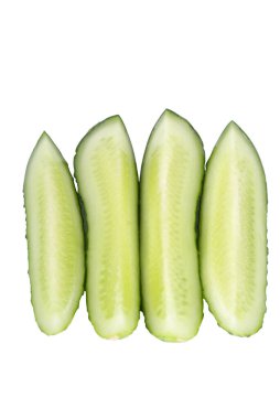 Beyaz arka planda doğranmış salatalık.