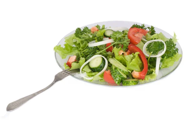 Ensalada de verduras en un plato con un tenedor sobre un fondo blanco —  Fotos de Stock