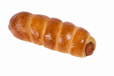 Beyaz arka planda sosisli börek.