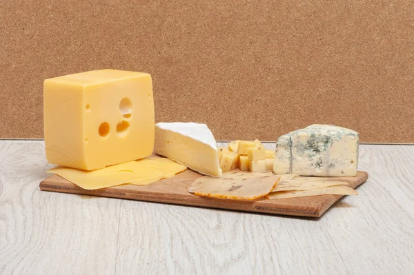 Различные виды сыра Рокфор, ореховый сыр, бри, на деревянной доске . — стоковое фото