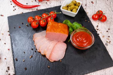 Balyk. Ketçap, fesleğen ve zeytinli soğuk füme et.