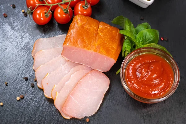 Balyku. Studené uzené maso s kečupem, bazalka — Stock fotografie