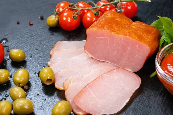 Balyku. Studené uzené maso s kečupem, bazalkou a olivami — Stock fotografie