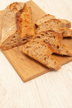 Tahtada dilimlenmiş Fransız karabuğday somunları