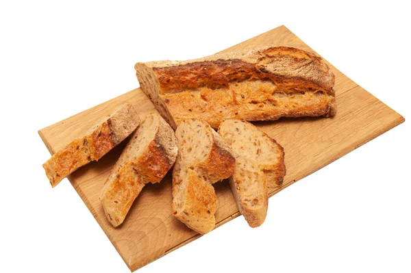 Loafs de trigo sarraceno francês cortado em pedaços em uma placa de madeira — Fotografia de Stock