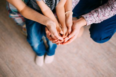 Çocuk anne elinde eller. Küçük chil Close-Up