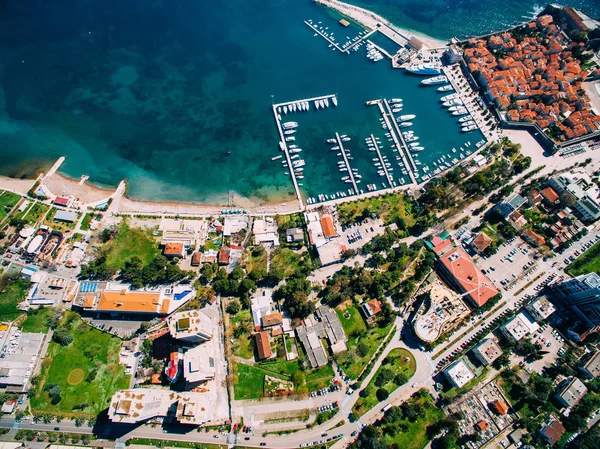 A Cidade Velha de Budva, atirando com drone aéreo. Montenegro — Fotografia de Stock