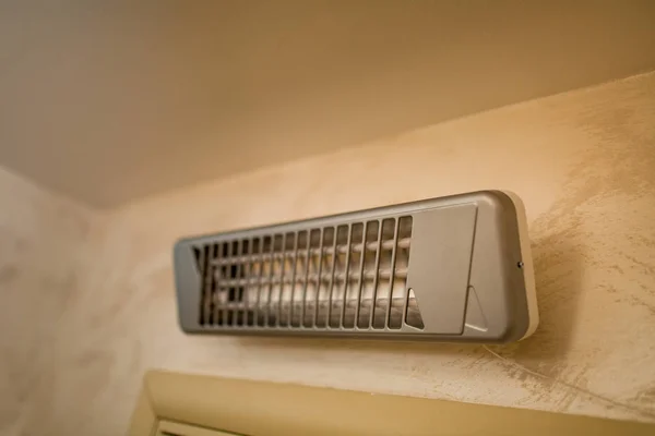 Banyo duvarındaki kızılötesi ısıtıcı