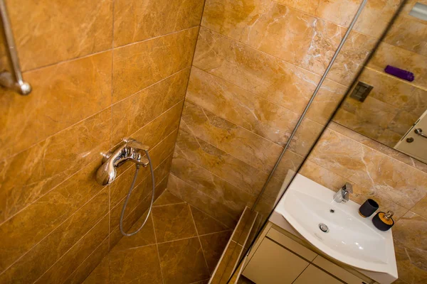 Cabezal de ducha en el baño — Foto de Stock