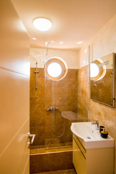 El interior del baño. Diseño de interiores. Baño en el a — Foto de Stock