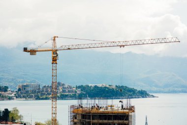 Budva, Karadağ'Çok öykülü bir binanın inşaat. Boğa