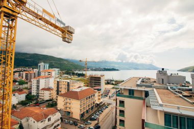 Budva Bina İnşaatı. İnşaat vinç yüksek katlı Schüco