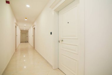 Apartman koridorunda. Ön kapıya Oda