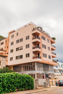 Deniz çok katlı ev. Karadağ mimarisi. Gerçek es