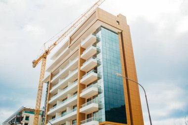 Deniz çok katlı ev. Karadağ mimarisi. Gerçek es