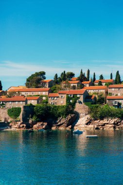 Ada, Sveti Stefan, öğleden sonra adanın yakın çekim.