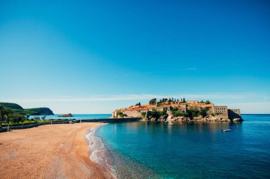 Ada, Sveti Stefan, öğleden sonra adanın yakın çekim.