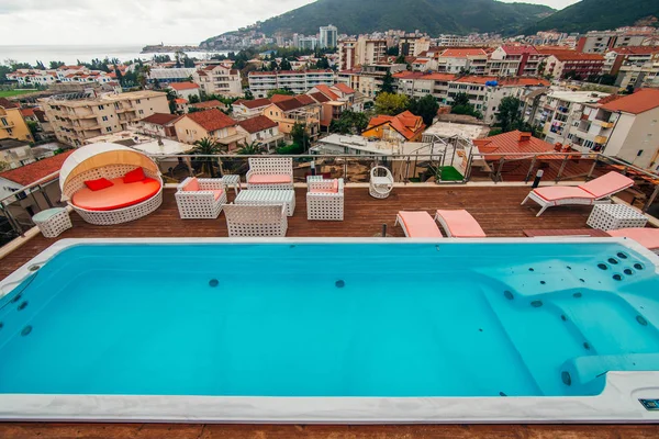 Piscina no telhado de uma casa — Fotografia de Stock