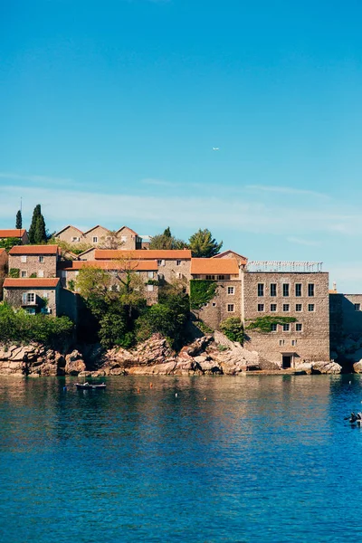 Isla de Sveti Stefan, primer plano de la isla por la tarde . — Foto de Stock