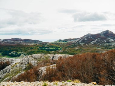 Dağ Komovi Karadağ. Güneş batarken sis Dağı'nda düşen