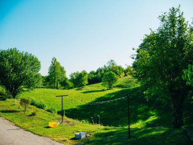 Elbise halatlar üzerinde clothespins üzerinde kurur