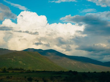 Karadağ'daki dağlarda günbatımı ışığı