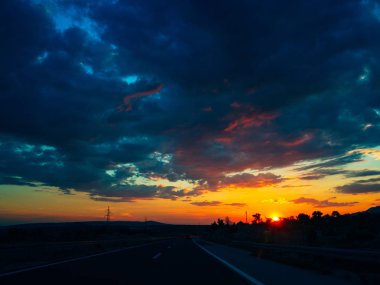 Yolun gün batımında. Arabadan görüntülemek