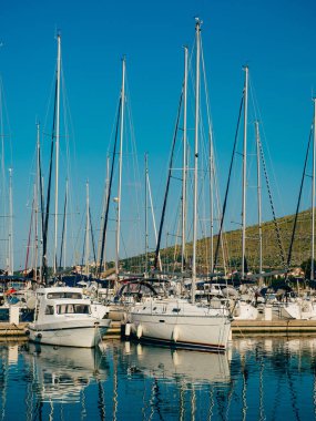 Yat Trogir eski şehir yakınında için demirleme