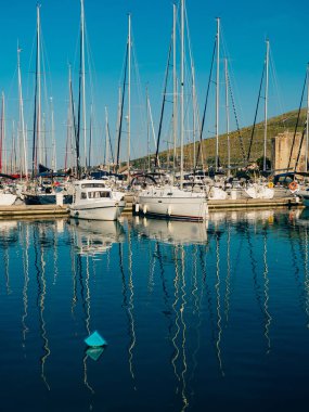 Yat Trogir eski şehir yakınında için demirleme