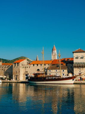 Yat Trogir eski şehir yakınında için demirleme