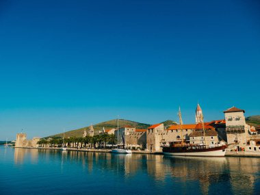 Yat Trogir eski şehir yakınında için demirleme