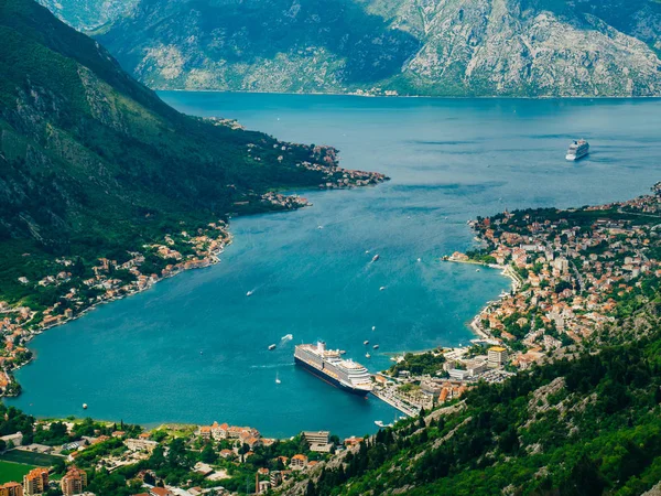 Kotor Körfezi tepelerden. Mount Lovcen için bay göster