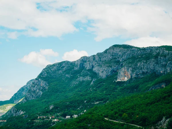 Monasterio de Ostrog en Montenegro. El monasterio único en la roca — Foto de Stock