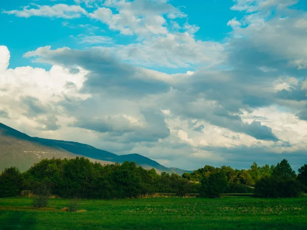 Karadağ'daki dağlarda günbatımı ışığı
