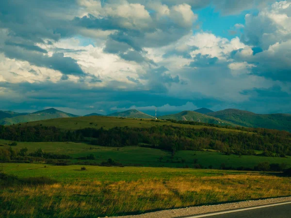 Karadağ'daki dağlarda günbatımı ışığı