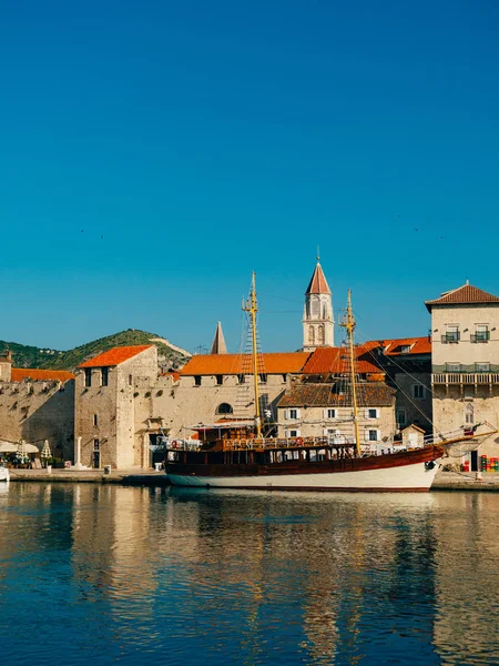 Yat Trogir eski şehir yakınında için demirleme