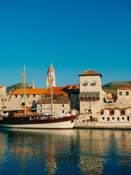 Mooring for yachts near the old town of Trogir — Stock Photo, Image