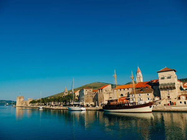 Dokkoló jachtok közelében a régi város, Trogir — Stock Fotó