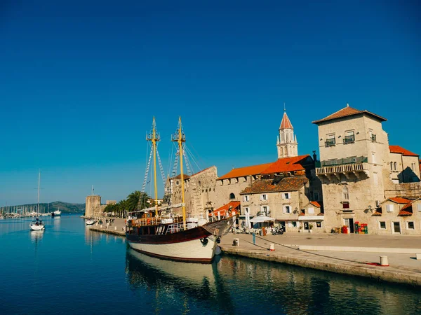 Yat Trogir eski şehir yakınında için demirleme