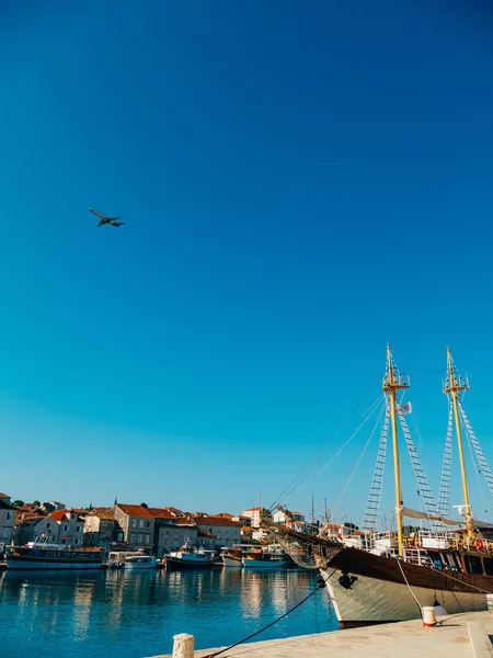 Cumowanie jachtów, w pobliżu Starego Miasta w Trogirze — Zdjęcie stockowe