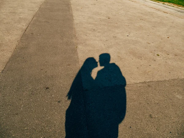 Η σκιά του ζευγαριού στο πάτωμα. Σιλουέτα της σκιάς — Φωτογραφία Αρχείου