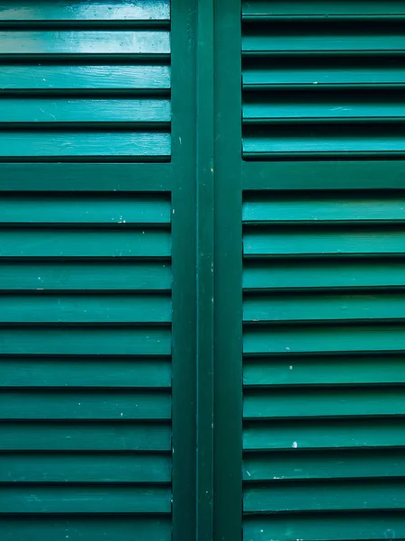 Janelas verdes. A fachada das casas — Fotografia de Stock