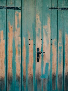 Yeşil kapı. Ahşap doku. Eski püskü, ışınlanmış boya