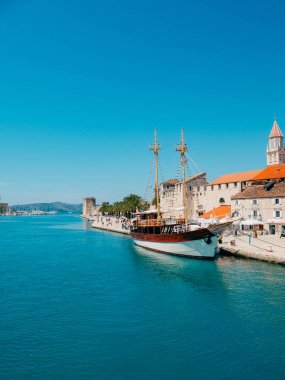 Yat Trogir eski şehir yakınında için demirleme